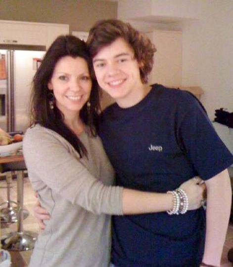 harry-styles-and-his-mum-anne-cox-1922121.jpg
